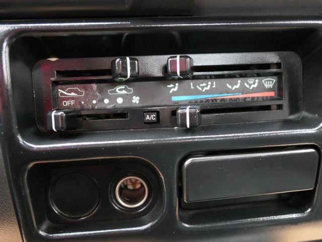100%原鈑件，原廠用車，品質第一，SUM+YES雙認證，最高2年/5萬全台保固，好漂亮，可全額貸款唷~  第12張相片