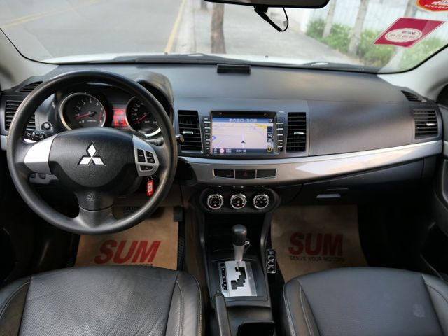 100%原鈑件，1年僅跑1.3萬，SUM+YES雙認證，全台保固，車主很顧車，可以全額貸款唷~  第11張相片