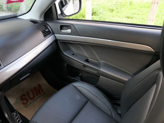 100%原鈑件，1年僅跑1.3萬，SUM+YES雙認證，全台保固，車主很顧車，可以全額貸款唷~  第13張相片