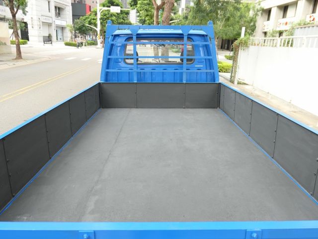 100%原鈑件，僅跑4.1萬公里，SUM+YES雙認證，最高2年/5萬全台保固，可全額貸款唷~  第17張相片