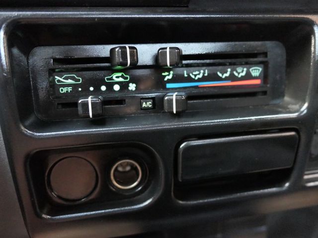 2018年式，超少跑，SUM+YES雙認證，最高2年/5萬全台保固，漂亮好車，可全額貸款唷~  第12張相片