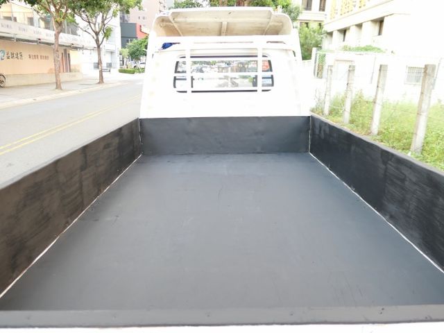 2018年式，超少跑，SUM+YES雙認證，最高2年/5萬全台保固，漂亮好車，可全額貸款唷~  第16張相片