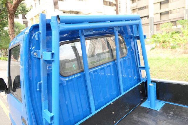 1年僅跑1.3萬公里，1手車庫車，SUM認證車，全台保固，車況非常好，可以全額貸款唷~  第16張相片