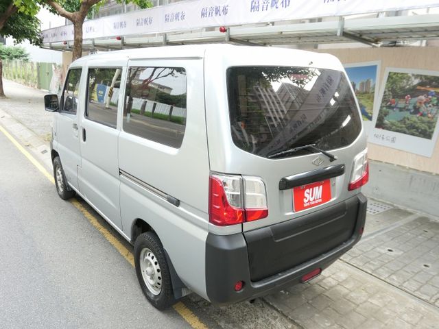 2022年式，100%原鈑件，SUM+YES雙認證，最高2年/5萬全台保固，好漂亮，可全額貸款唷~  第4張相片