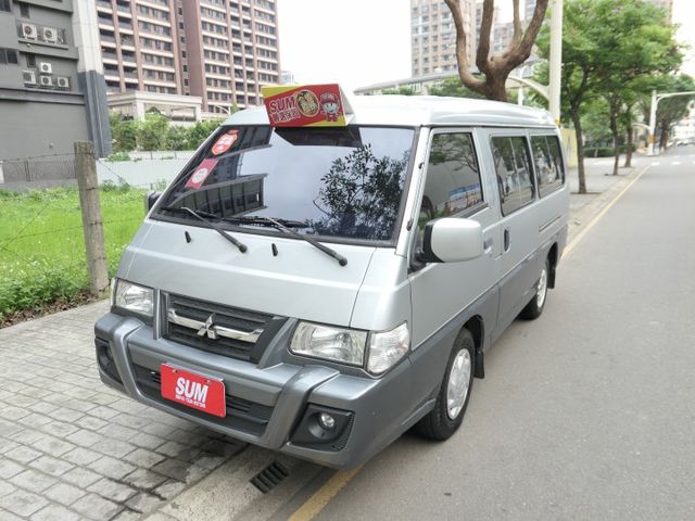 100%原鈑件，1年僅跑1.2萬，8人座，SUM+YES雙認證，全台保固，整個就是好漂亮，可以全額貸款唷~  第1張相片