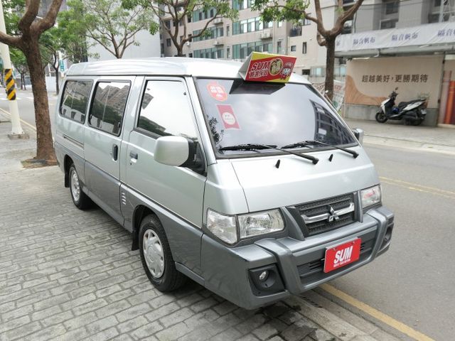 100%原鈑件，1年僅跑1.2萬，8人座，SUM+YES雙認證，全台保固，整個就是好漂亮，可以全額貸款唷~  第2張相片