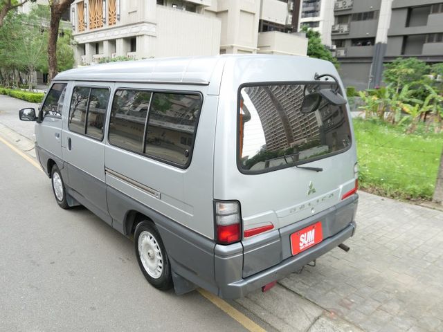 100%原鈑件，1年僅跑1.2萬，8人座，SUM+YES雙認證，全台保固，整個就是好漂亮，可以全額貸款唷~  第4張相片