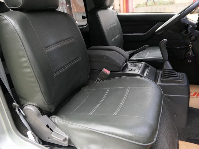 100%原鈑件，1年僅跑1.2萬，8人座，SUM+YES雙認證，全台保固，整個就是好漂亮，可以全額貸款唷~  第11張相片