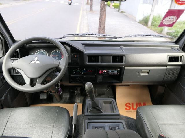 100%原鈑件，1年僅跑1.2萬，8人座，SUM+YES雙認證，全台保固，整個就是好漂亮，可以全額貸款唷~  第13張相片