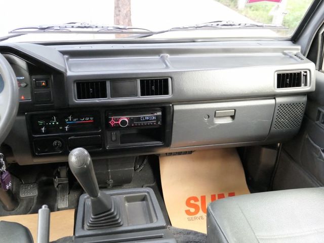 100%原鈑件，1年僅跑1.2萬，8人座，SUM+YES雙認證，全台保固，整個就是好漂亮，可以全額貸款唷~  第14張相片