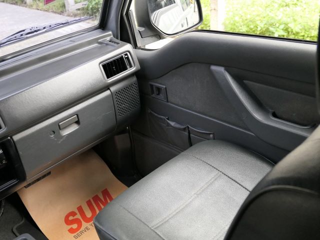 100%原鈑件，1年僅跑1.2萬，8人座，SUM+YES雙認證，全台保固，整個就是好漂亮，可以全額貸款唷~  第15張相片