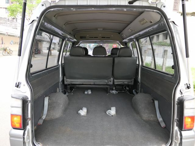 100%原鈑件，1年僅跑1.2萬，8人座，SUM+YES雙認證，全台保固，整個就是好漂亮，可以全額貸款唷~  第18張相片