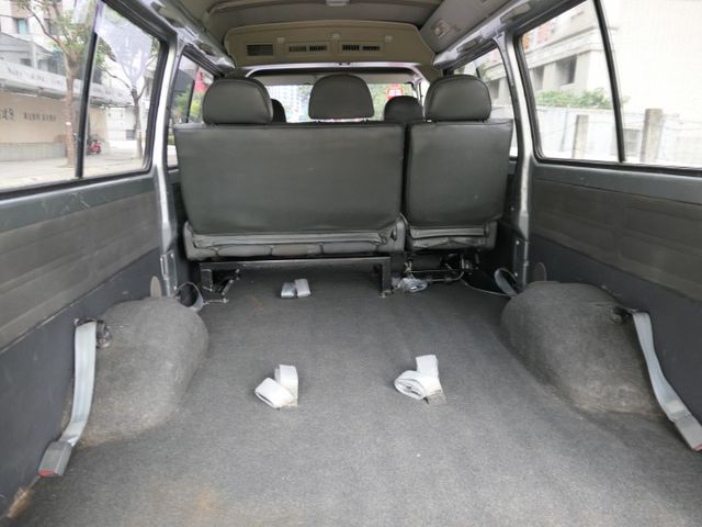 100%原鈑件，1年僅跑1.2萬，8人座，SUM+YES雙認證，全台保固，整個就是好漂亮，可以全額貸款唷~  第19張相片