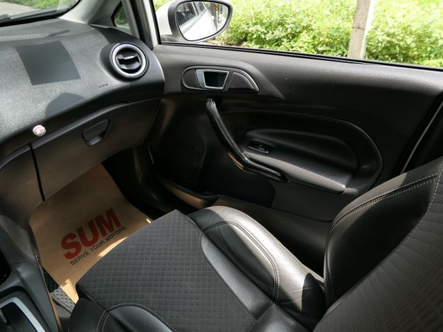 1年僅跑9千公里，已裝安卓機，SUM+YES雙認證，全台保固，潔癖人開的車，車況好，可以全額貸款唷~  第13張相片