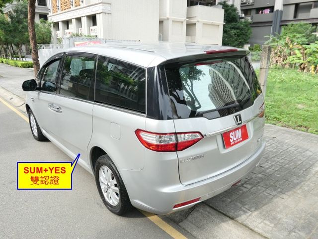 100%原鈑件，1年僅跑8千公里，8人座，SUM+YES雙認證，全台保固，車況好，可全額貸款唷~  第4張相片