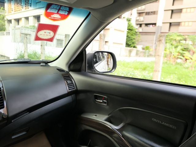 4wd，1年僅跑1.3萬，已裝安卓機，SUM+YES雙認證，1手車庫車，車況非常好，CP值超高，買到賺到~  第12張相片