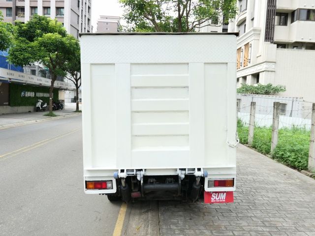 1年僅跑2萬，按時保養，品質絕佳，SUM認證車，引擎安靜，換檔順暢，漂亮好車，可以全額貸款唷~  第6張相片
