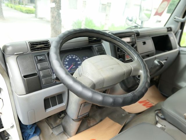 1年僅跑2萬，按時保養，品質絕佳，SUM認證車，引擎安靜，換檔順暢，漂亮好車，可以全額貸款唷~  第11張相片