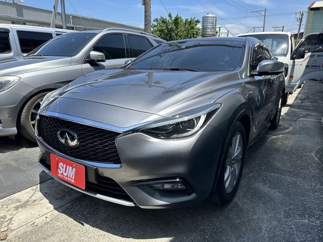 Q30 頂級配備 渦輪引擎 實跑7.9萬IKEY、定速、全景天窗、車偏、自動煞車  第1張相片