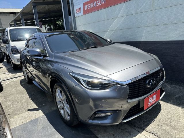 Q30 頂級配備 渦輪引擎 實跑7.9萬IKEY、定速、全景天窗、車偏、自動煞車  第2張相片