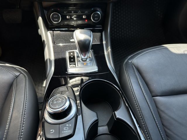 Q30 頂級配備 渦輪引擎 實跑7.9萬IKEY、定速、全景天窗、車偏、自動煞車  第6張相片