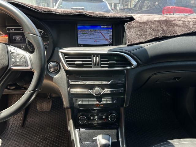 Q30 頂級配備 渦輪引擎 實跑7.9萬IKEY、定速、全景天窗、車偏、自動煞車  第8張相片