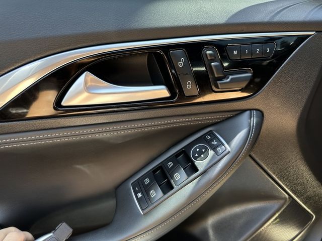 Q30 頂級配備 渦輪引擎 實跑7.9萬IKEY、定速、全景天窗、車偏、自動煞車  第11張相片