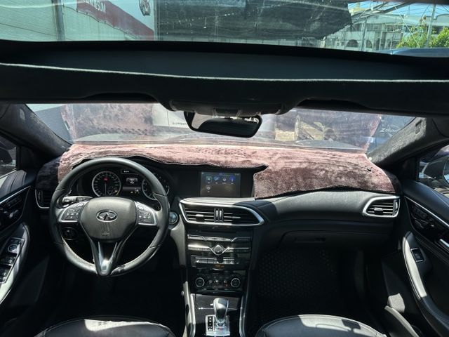 Q30 頂級配備 渦輪引擎 實跑7.9萬IKEY、定速、全景天窗、車偏、自動煞車  第12張相片