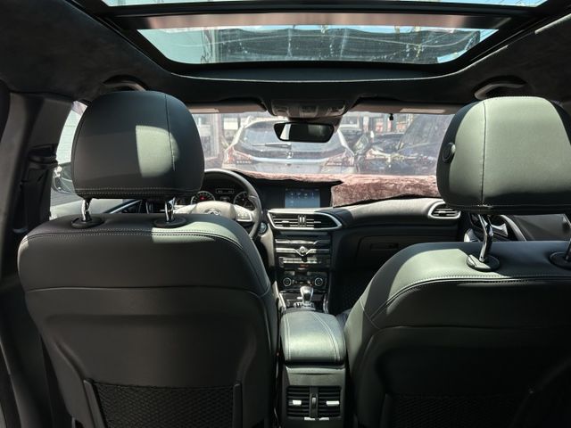 Q30 頂級配備 渦輪引擎 實跑7.9萬IKEY、定速、全景天窗、車偏、自動煞車  第15張相片