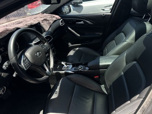 Q30 頂級配備 渦輪引擎 實跑7.9萬IKEY、定速、全景天窗、車偏、自動煞車  第17張相片