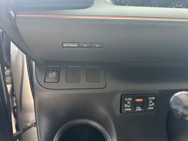 僅跑3萬8 7人座 電動雙滑門 IKEY 摸門 定速 一手車 原版件 可認證可貸款 歡迎電洽  第12張相片