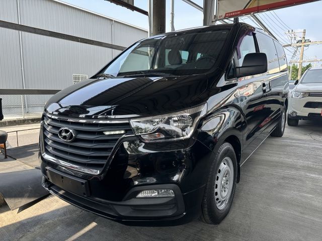 8人座 柴油 渦輪引擎 雙滑門方便上下車 舒適座椅 超大後車廂 好開有力  第1張相片