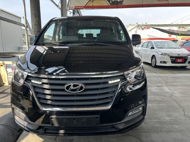 8人座 柴油 渦輪引擎 雙滑門方便上下車 舒適座椅 超大後車廂 好開有力  第2張相片