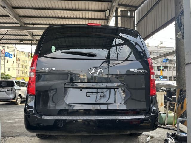 8人座 柴油 渦輪引擎 雙滑門方便上下車 舒適座椅 超大後車廂 好開有力  第4張相片