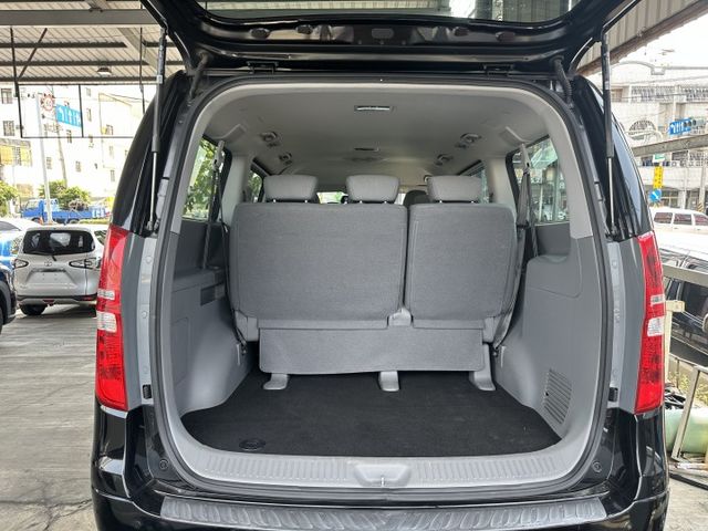 8人座 柴油 渦輪引擎 雙滑門方便上下車 舒適座椅 超大後車廂 好開有力  第5張相片