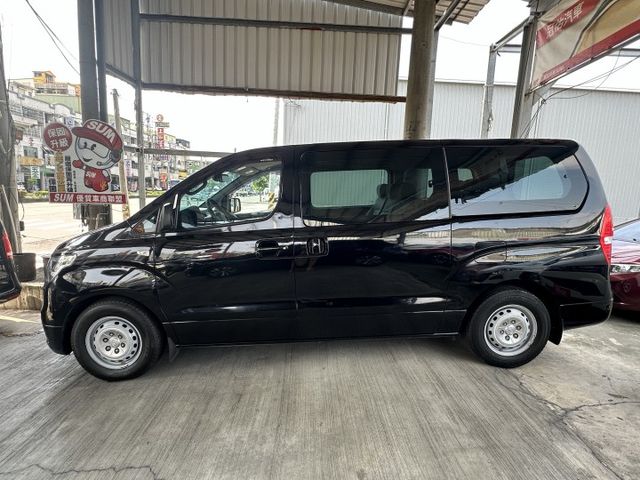 8人座 柴油 渦輪引擎 雙滑門方便上下車 舒適座椅 超大後車廂 好開有力  第6張相片