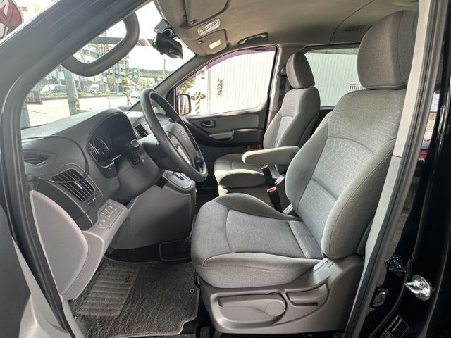 8人座 柴油 渦輪引擎 雙滑門方便上下車 舒適座椅 超大後車廂 好開有力  第7張相片