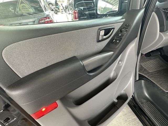 8人座 柴油 渦輪引擎 雙滑門方便上下車 舒適座椅 超大後車廂 好開有力  第8張相片