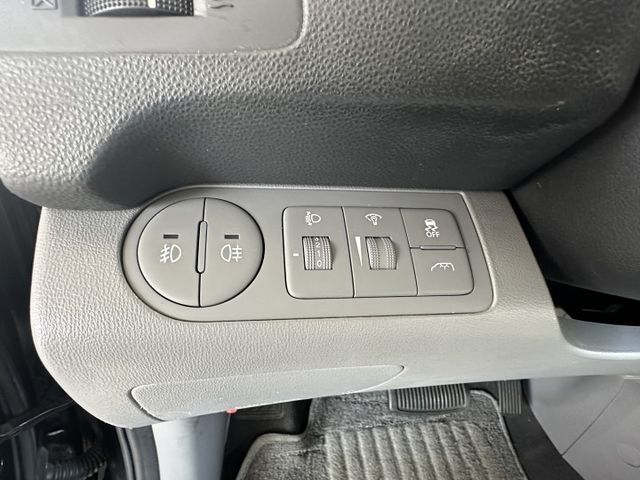 8人座 柴油 渦輪引擎 雙滑門方便上下車 舒適座椅 超大後車廂 好開有力  第9張相片