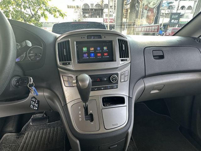 8人座 柴油 渦輪引擎 雙滑門方便上下車 舒適座椅 超大後車廂 好開有力  第11張相片