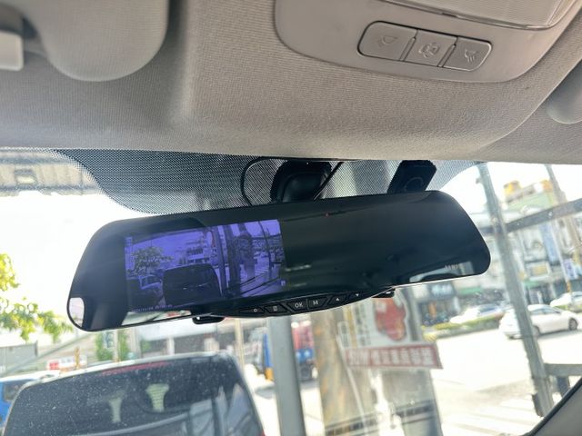 8人座 柴油 渦輪引擎 雙滑門方便上下車 舒適座椅 超大後車廂 好開有力  第13張相片