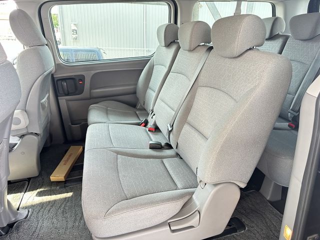 8人座 柴油 渦輪引擎 雙滑門方便上下車 舒適座椅 超大後車廂 好開有力  第14張相片