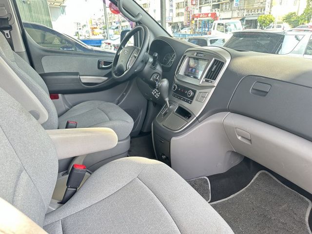 8人座 柴油 渦輪引擎 雙滑門方便上下車 舒適座椅 超大後車廂 好開有力  第17張相片