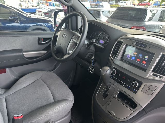 8人座 柴油 渦輪引擎 雙滑門方便上下車 舒適座椅 超大後車廂 好開有力  第18張相片