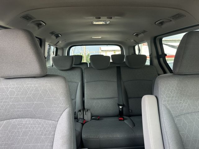 8人座 柴油 渦輪引擎 雙滑門方便上下車 舒適座椅 超大後車廂 好開有力  第19張相片