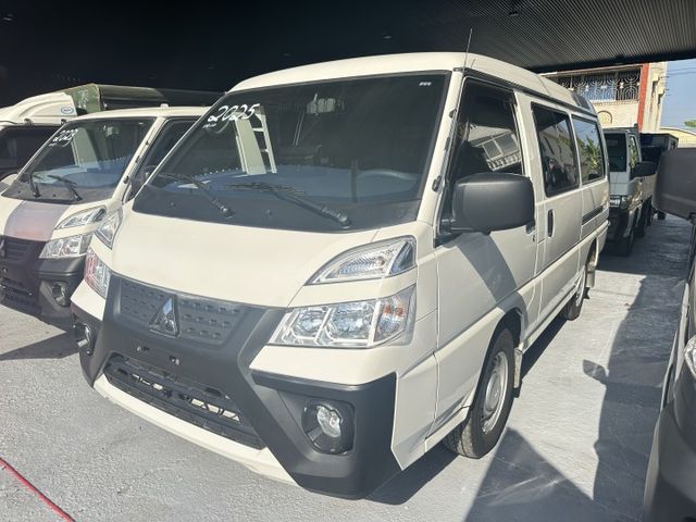 【百台車輛】【價錢可談】【自排】 僅跑1萬2 │8人座 │盲點 │定速 │環景 0906-000866鍾先生  第1張相片