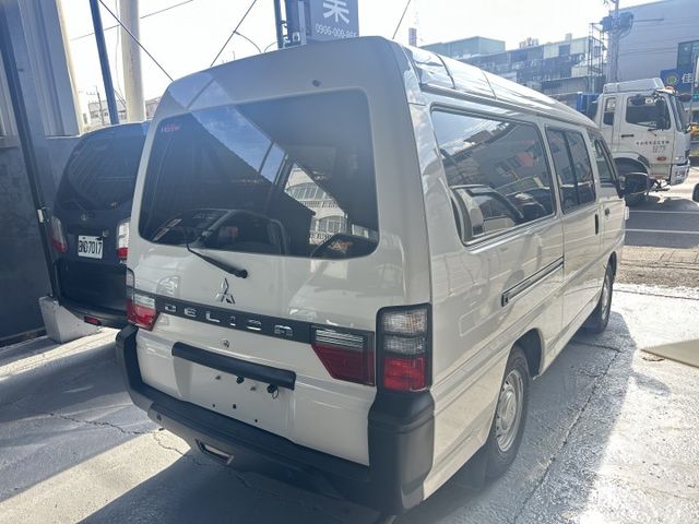 【百台車輛】【價錢可談】【自排】 僅跑1萬2 │8人座 │盲點 │定速 │環景 0906-000866鍾先生  第4張相片