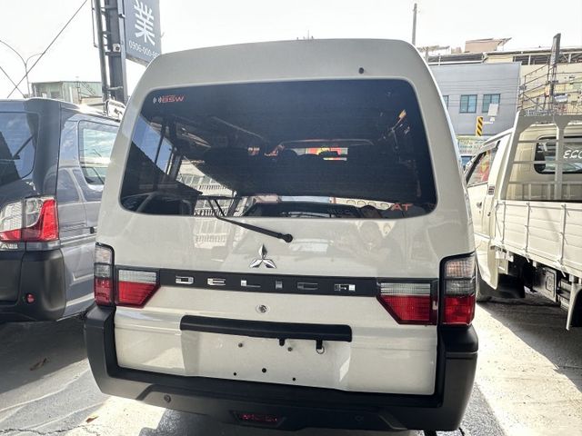 【百台車輛】【價錢可談】【自排】 僅跑1萬2 │8人座 │盲點 │定速 │環景 0906-000866鍾先生  第5張相片