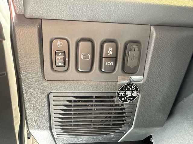 【百台車輛】【價錢可談】【自排】 僅跑1萬2 │8人座 │盲點 │定速 │環景 0906-000866鍾先生  第8張相片