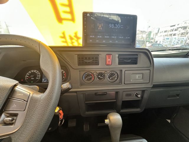 【百台車輛】【價錢可談】【自排】 僅跑1萬2 │8人座 │盲點 │定速 │環景 0906-000866鍾先生  第10張相片